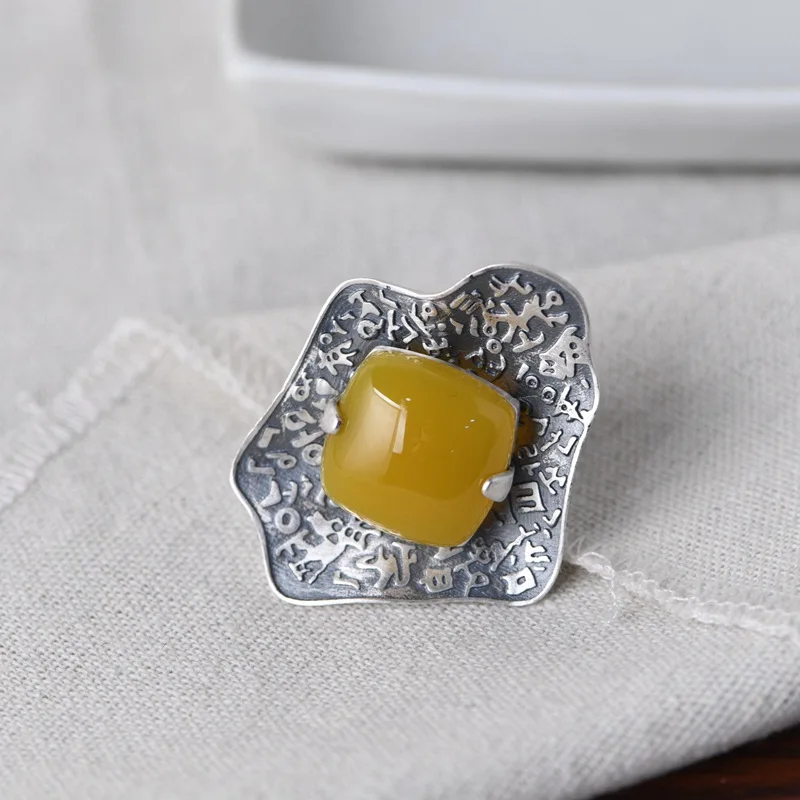 Кольцо женское из серебра 990 пробы регулируемый размер с желтым халцедоном |