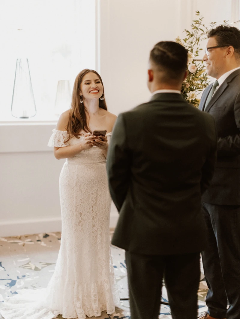 Кружевное свадебное платье с открытыми плечами в стиле бохо юбкой годе короткими