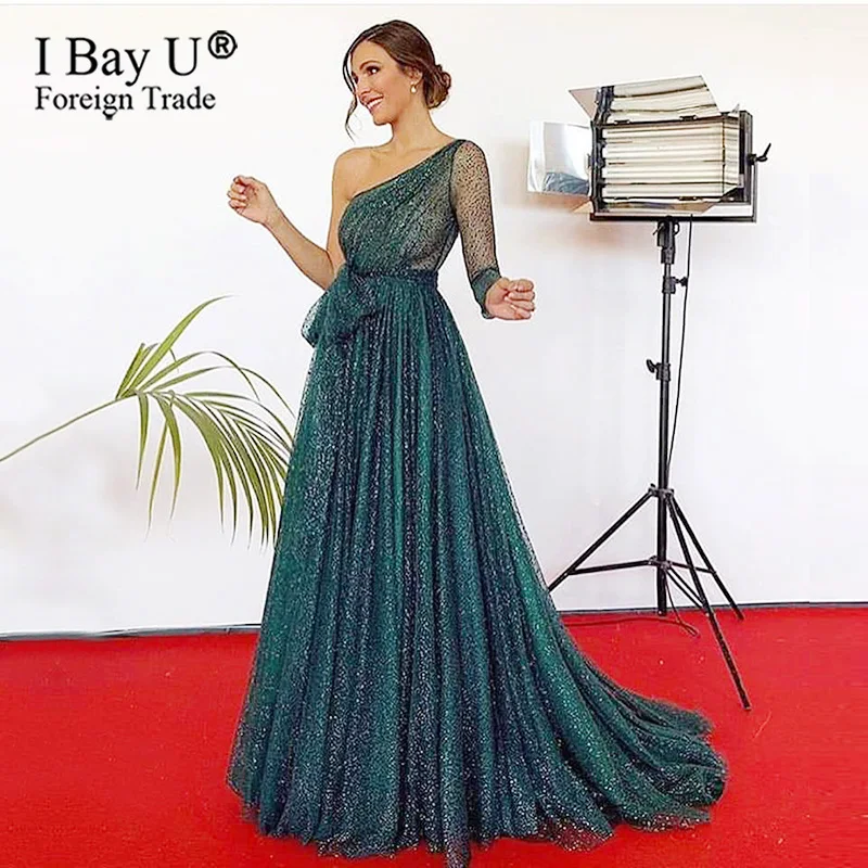 ТРАПЕЦИЕВИДНОЕ зеленое блестящее вечернее платье с маленьким шлейфом