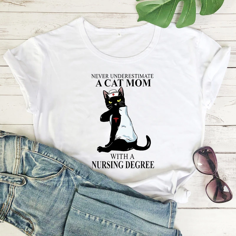 Never Underestimate a cat mom with nursing degree Wonmen's T-Shirt Cat Nurse gift Tee Cat mom Women top fashion Vintage tees