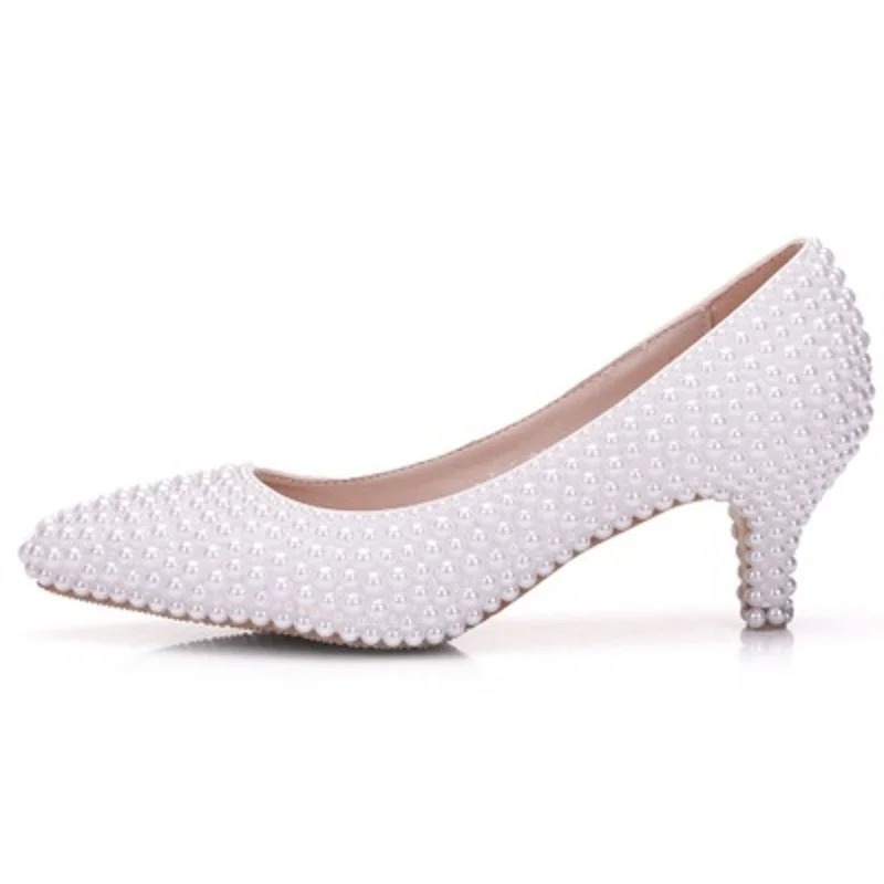 Свадебная обувь с шипами на шпильках белого цвета украшенная жемчугом для