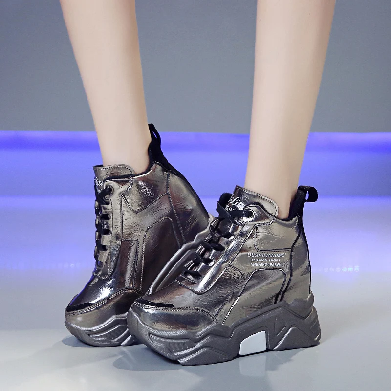 

Кроссовки женские зимние на массивной платформе, с металлическими серебристыми вставками, на очень высоком каблуке