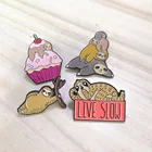 Симпатичные Броши медленного ленивости, многослойные броши, Подвесные на дереве, похороненные в торте, лацканы, эмалированные значки, значки, значки для животных, рубашки, сумки, ювелирные изделия, подарок