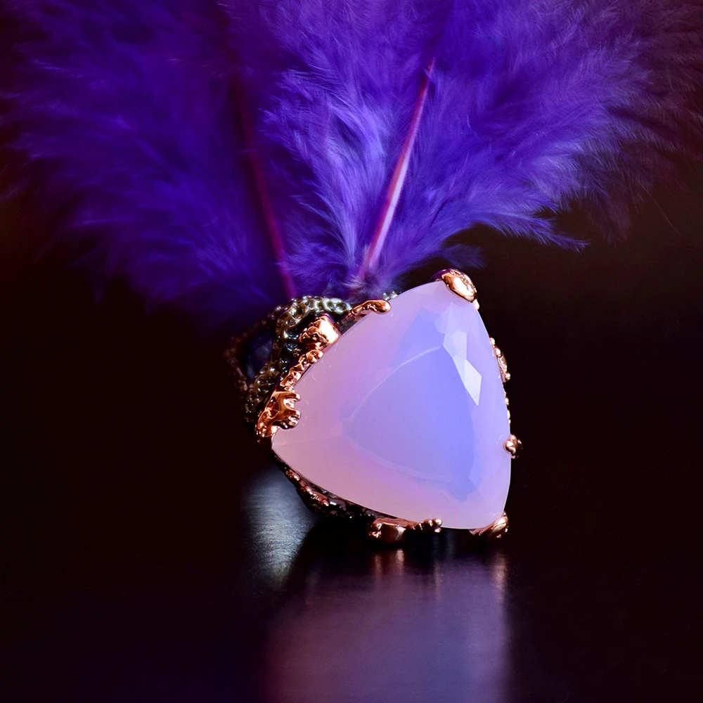 Высококачественное кольцо с розовым камнем черного и золотого цвета без свинца