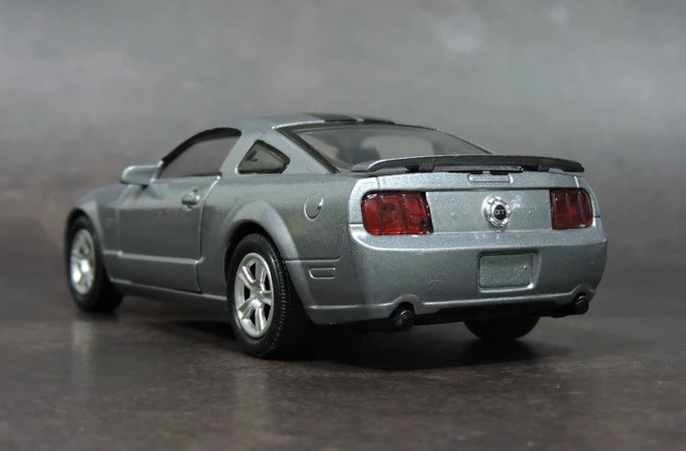 1/32 специальный литой металлический мускульный автомобиль Mustang GT 2005 домашний дисплей коллекция моделей игрушек для детей