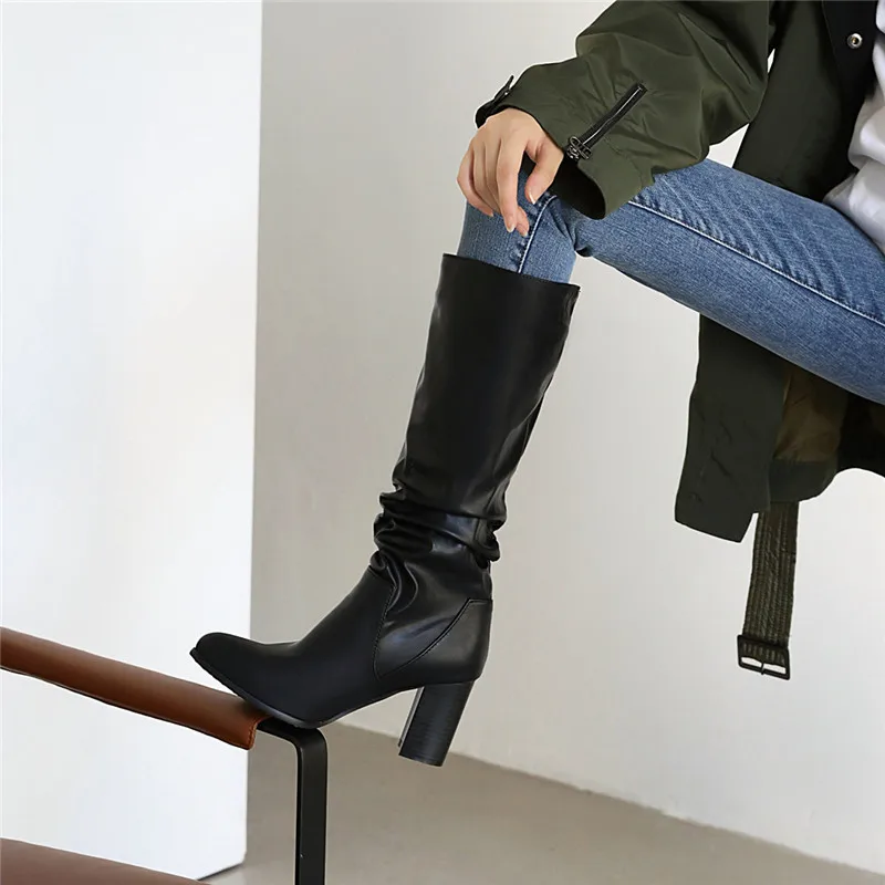 Женские сапоги YMECHIC на блочном каблуке со змеиным принтом без застежек черные