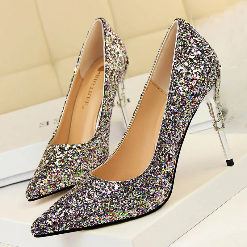 Весенние женские туфли-лодочки на каблуке Туфли металлическом с резным узором