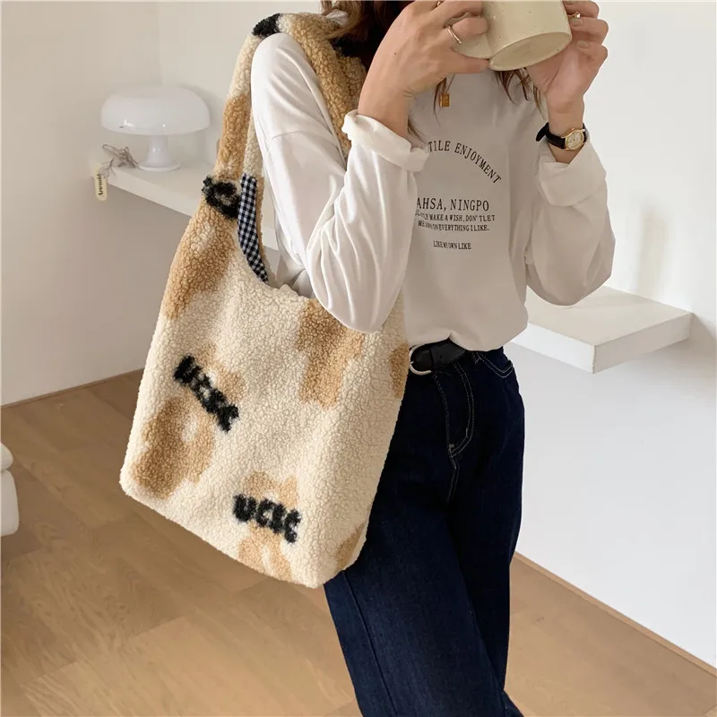 

Vintage Style Plush Shoulder Bag Women New 2021 Large-capacity Tote Bag Cartoon Bear Letter Print Handbags Shopper Bag Bolsa