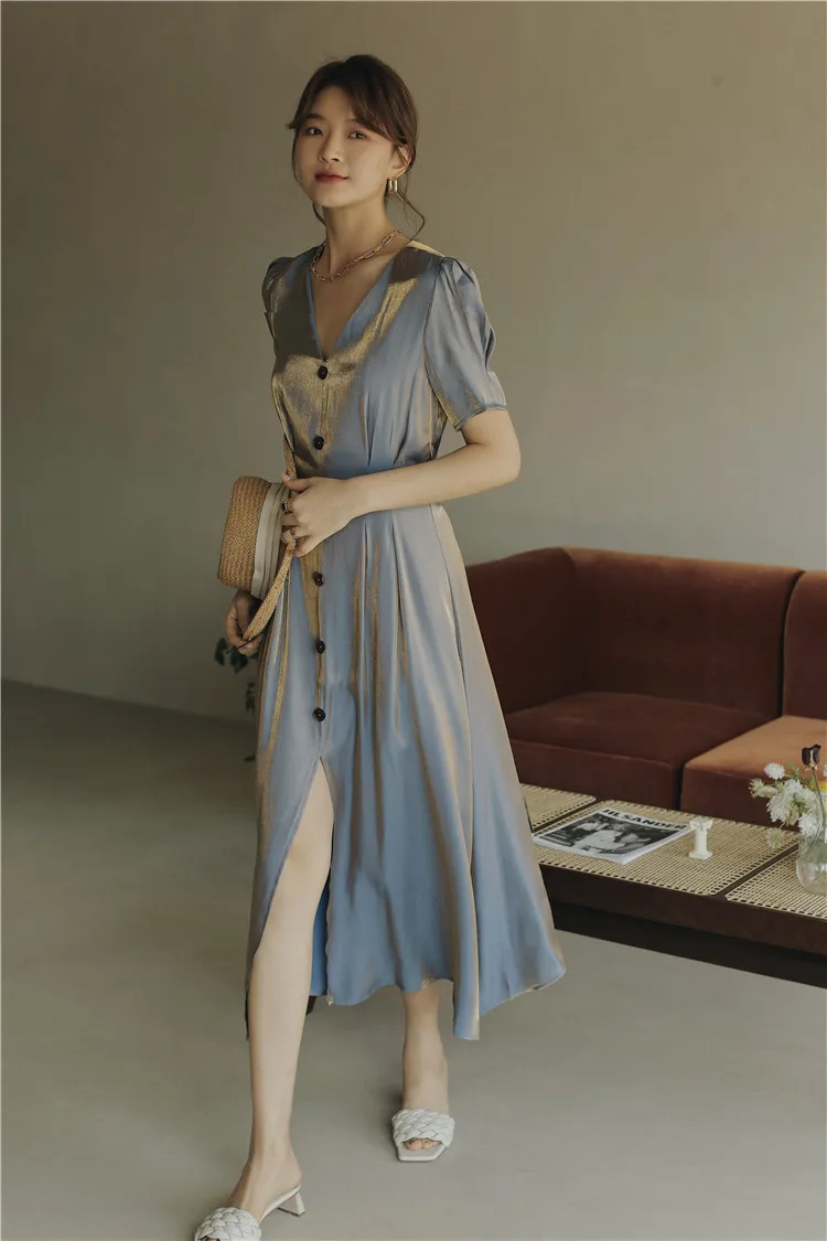 

Платье-миди женское светоотражающее на пуговицах с V-образным вырезом и коротким рукавом