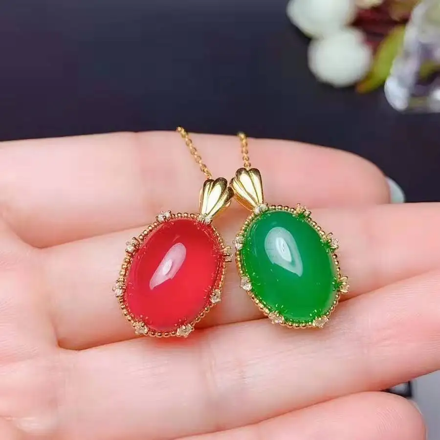 Ожерелье с кулоном из натурального зеленого халцедона красным корундом серебро