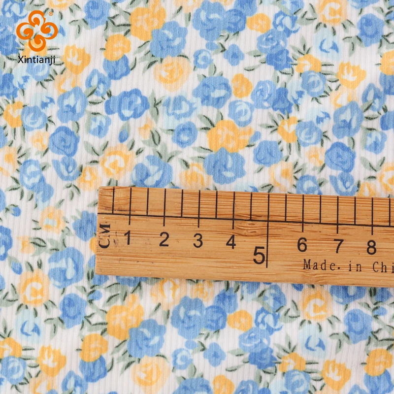 Фиолетовая цветочная ткань в рубчик с принтом стрейчевая подходит для шитья