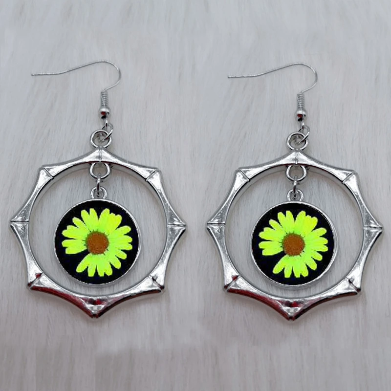 Серьги женские из стекла классические белые с цветами | Украшения и аксессуары