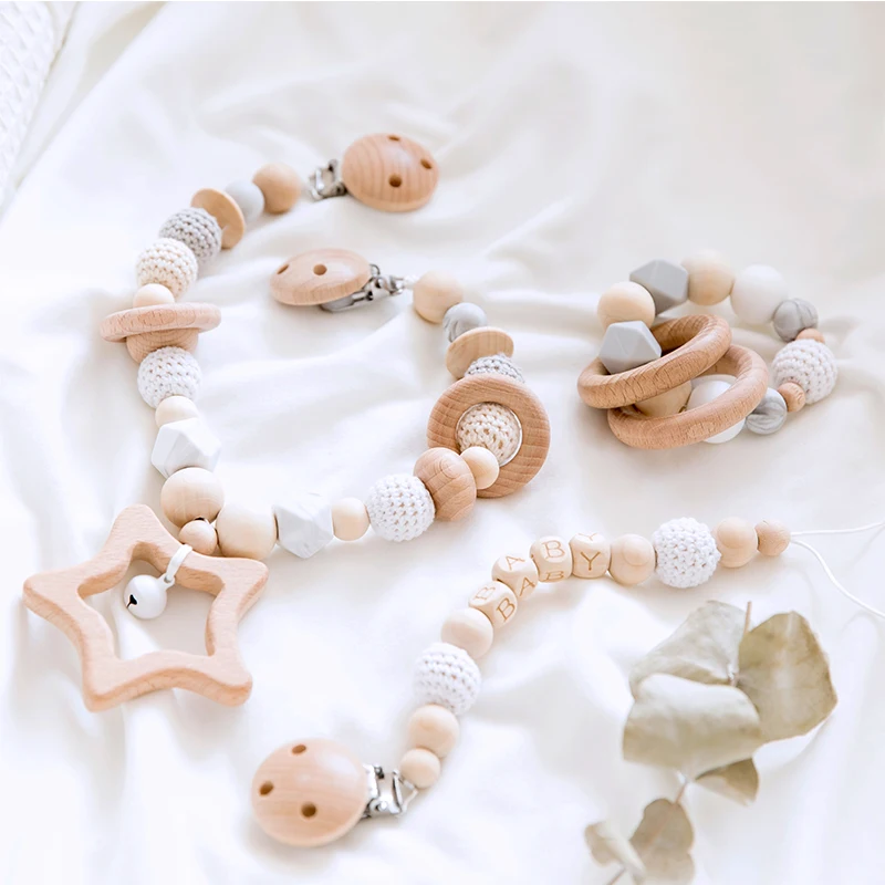 

Baby Toy Wooden Pram Clip Pacifier Clip Chain Mobile Pram Personalize Name Rattle Stroller Toys Bed Bell Around Neborn Gift Toys