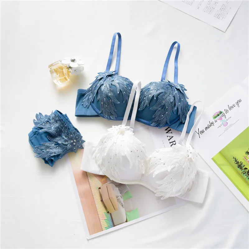 Комплект женского кружевного нижнего белья с вышивкой без стального кольца |