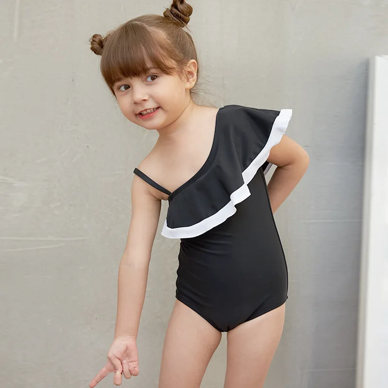 Купальник для девочек бикини с косыми плечиками и рюшами детский купальник