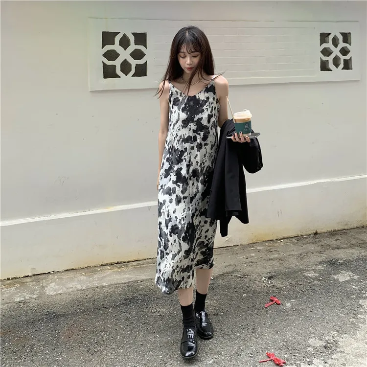 

Korean Chic Vintage Oil Painting Ink Printing and Dyeing Western Style Sexy Temperament Slimming Mid-Length Inner Suspender