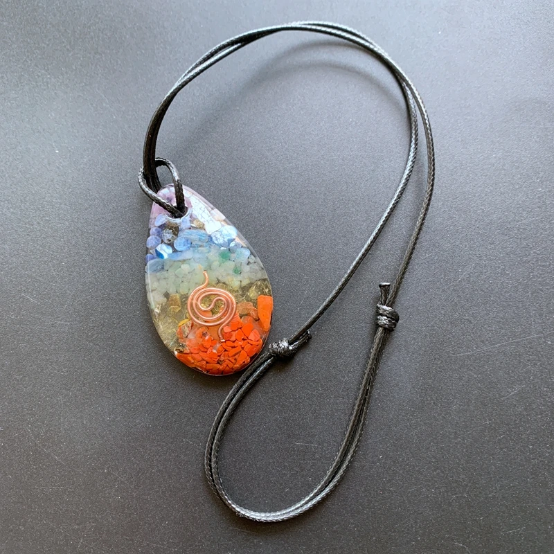 

7 кристаллической чакры (чипы Tumblestones кулон овальная слезинка Orgonite смолы ожерелье Регулируемый Цепочки с орнаментом, 1 шт.