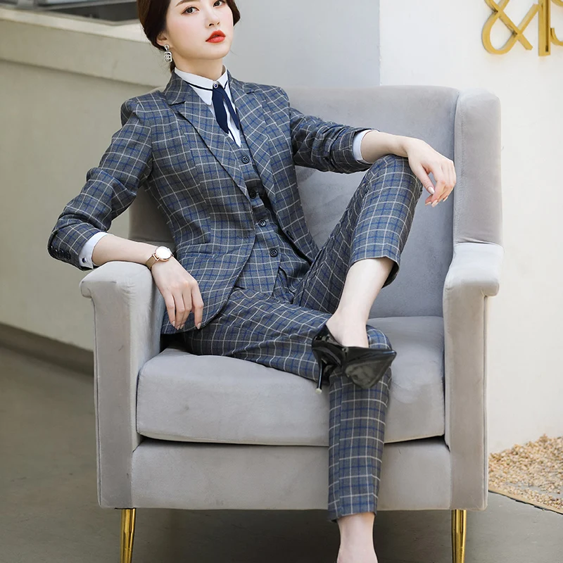 Женский деловой костюм Lenshin клетчатый Комплект из трех предметов облегающий