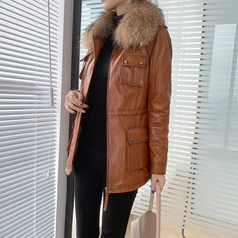 Женский пуховик из 80% натуральной овечьей кожи с воротником меха енота | Женская