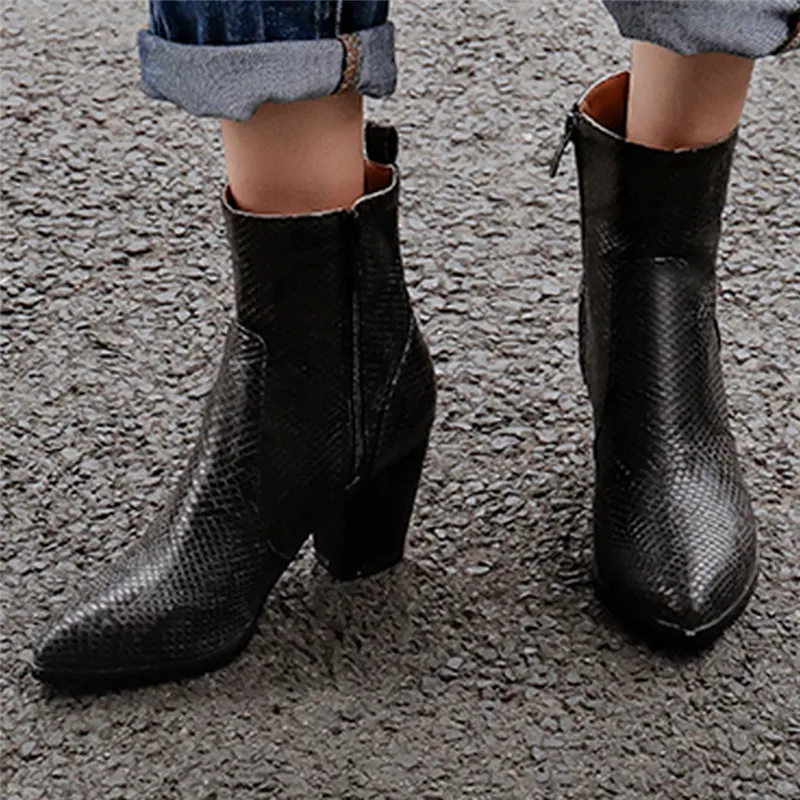 Женские ботинки из натуральной кожи с острым носком на массивном каблуке в стиле