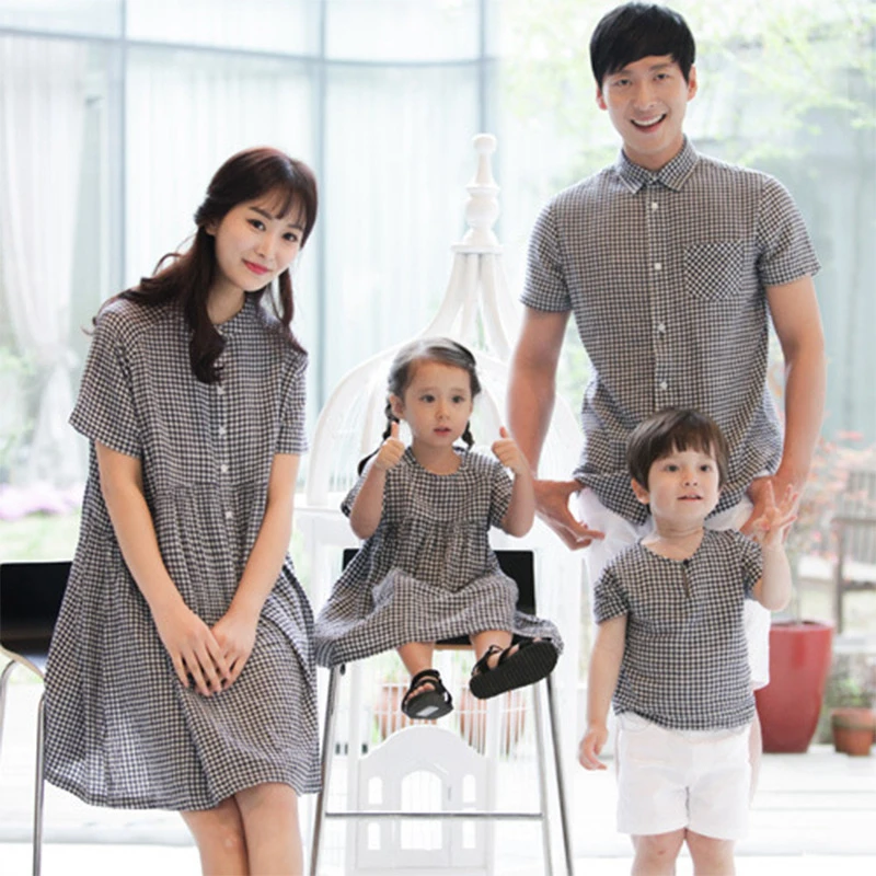 

Одинаковые Семейные наряды, подходящее для мамы и дочки, клетчатое платье, футболки для папы и сына, подходящая одежда для пары в Корейском с...