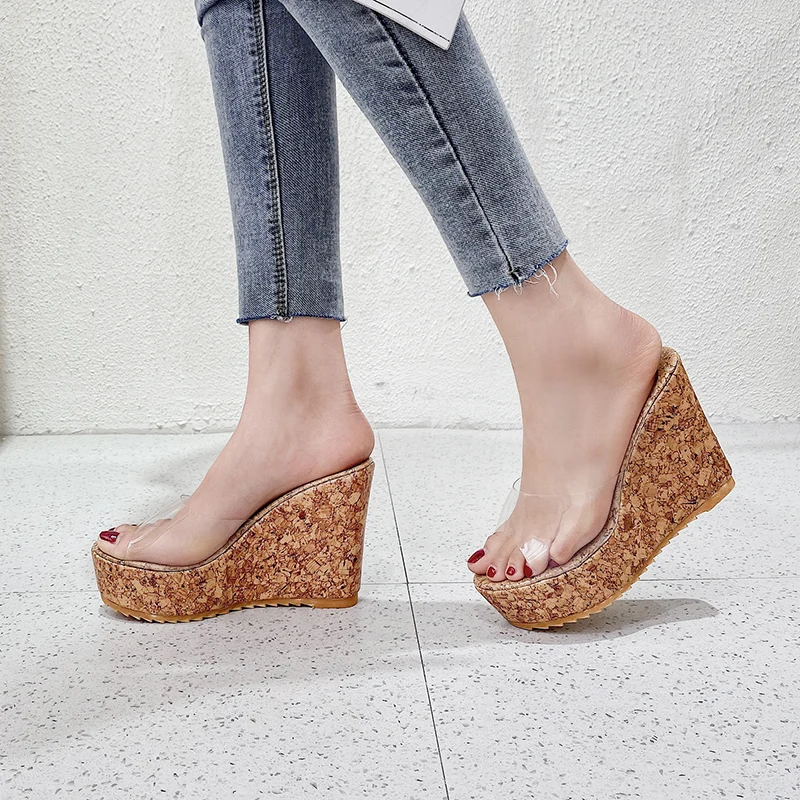 Женские шлепанцы на танкетке летние босоножки высоком каблуке 2021 прозрачные