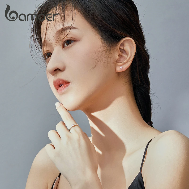 Комплект женских ювелирных изделий из кольца и сережек под серебро | Украшения