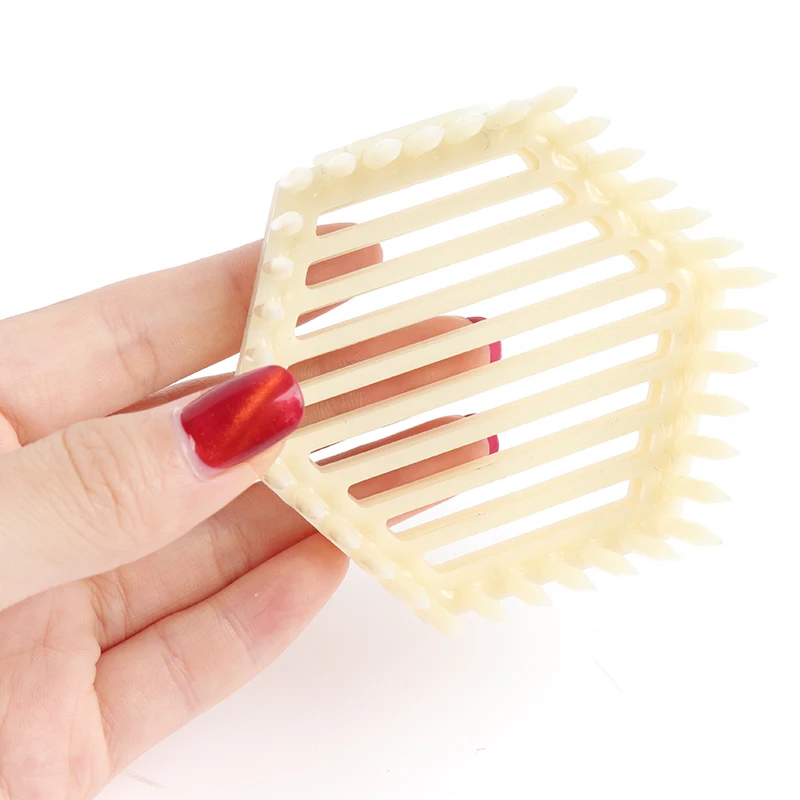 

1PC Beekeeping Plastic Bee Cages Needle Type Hexagon Cage Cell Room Queen Cage Bees Catcher Apiculture Equipment Tools