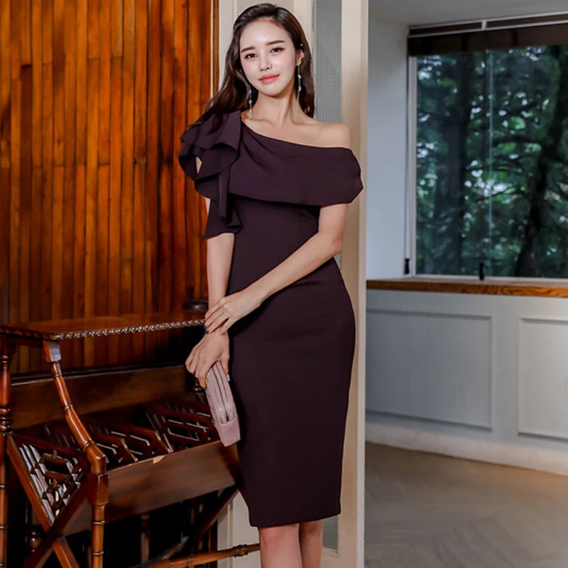 Элегантное платье-карандаш с воротником-лодочкой открытыми плечами и оборками