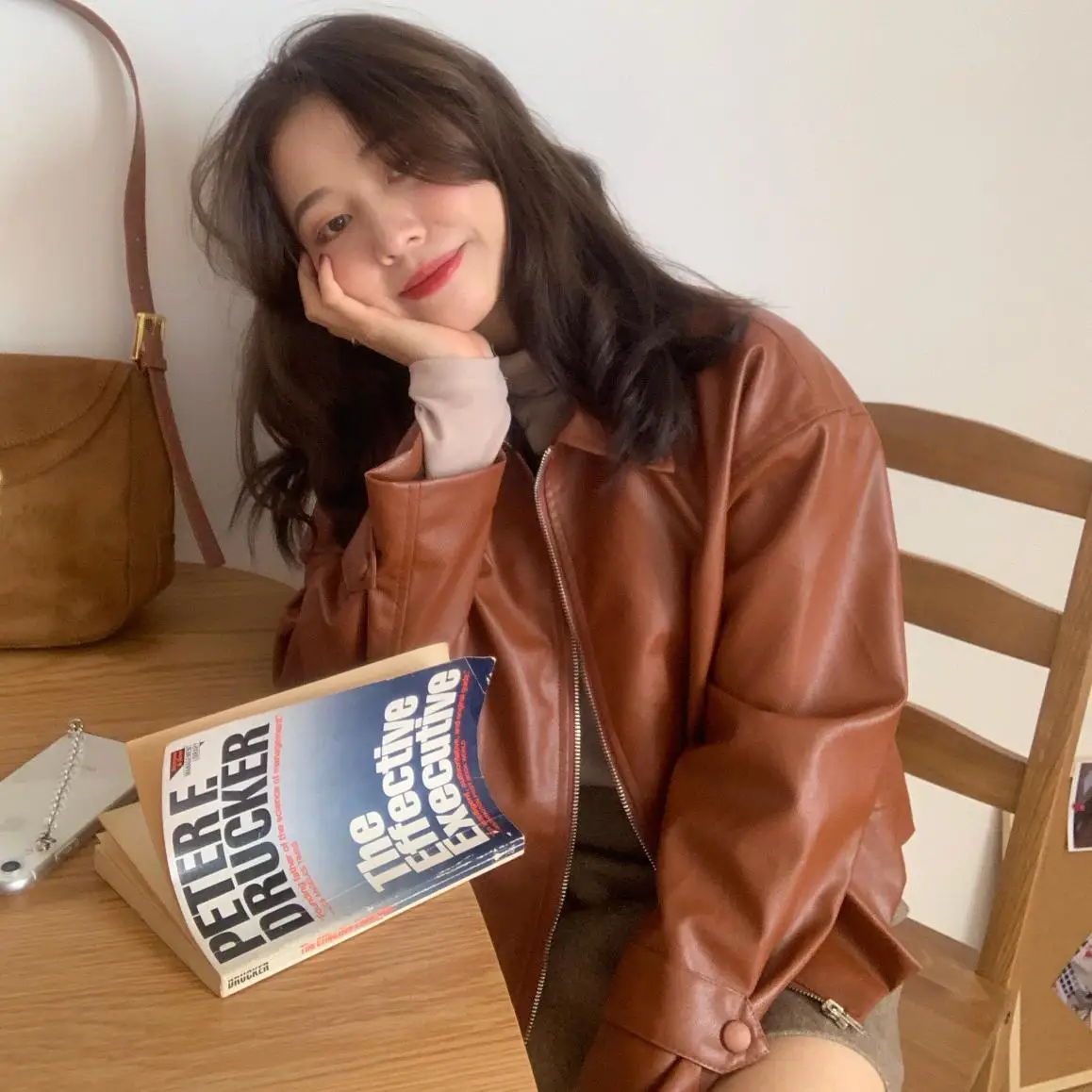 Женская кожаная куртка свободное мягкое винтажное пальто короткое из