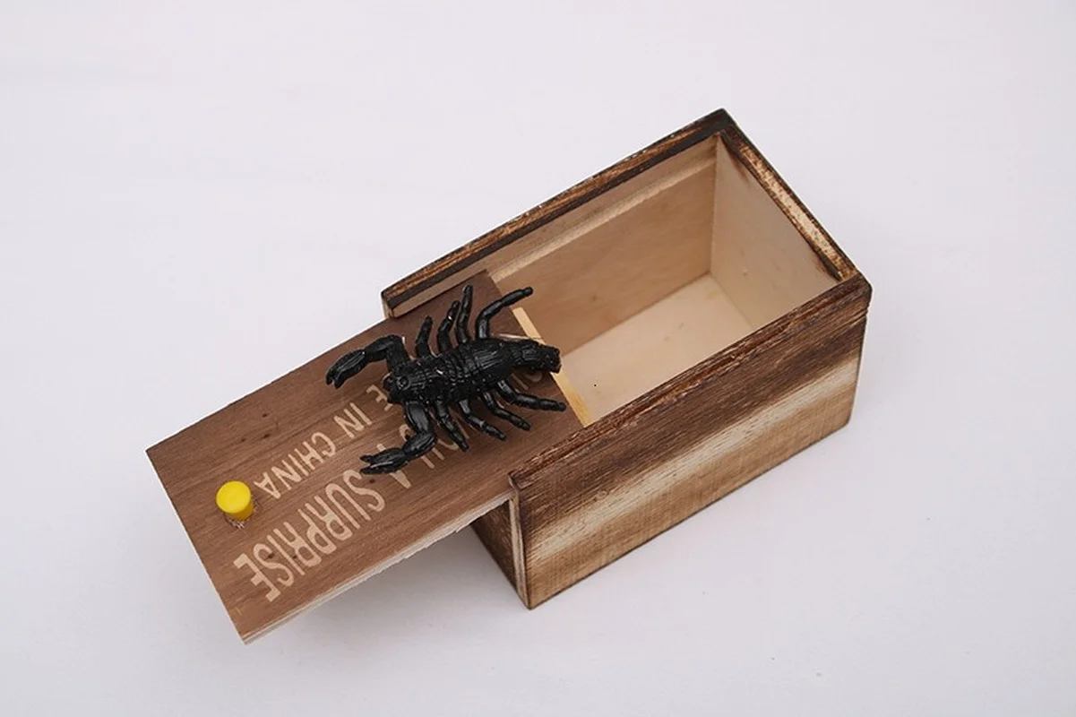 

Funny Scare Box Wooden Prank Spider Hidden in Case Great Quality Prank-Wooden Scarebox Interesting Play Trick Joke Toys Gift
