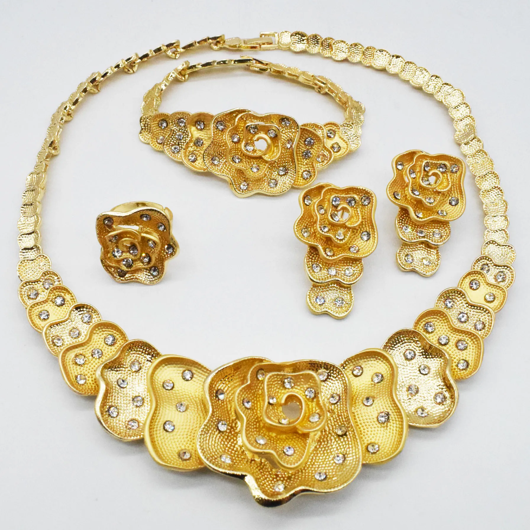 Комплект из колье и серёг золотистого цвета с африканскими бусинами | Украшения