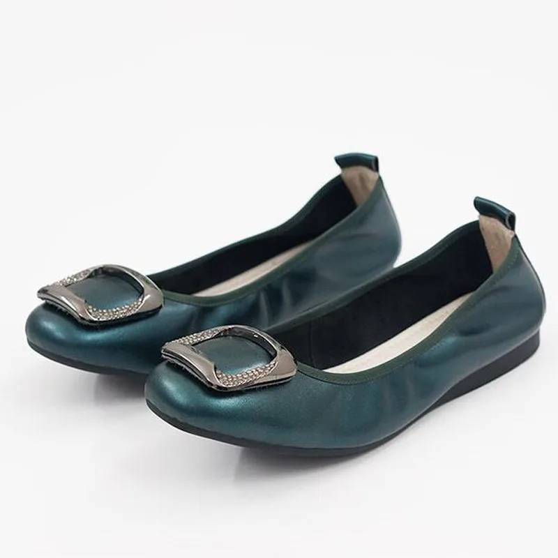 Женская обувь балетки на плоской подошве с пряжкой лоферы из лакированной кожи