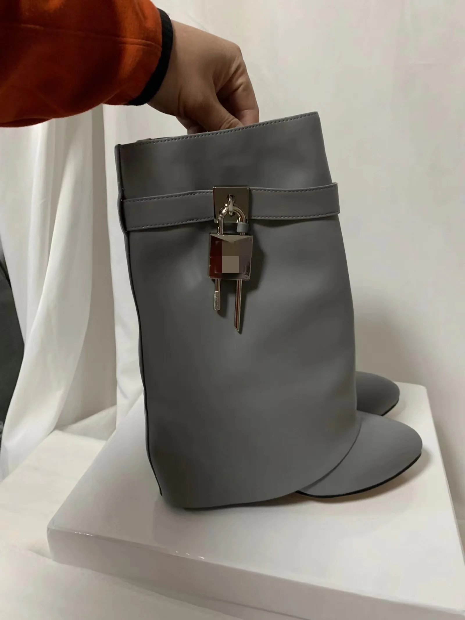 Однотонные ботильоны на танкетке с боковой молнией и круглым носком