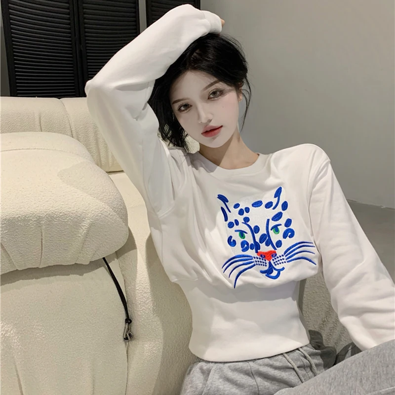 Свитшот женский с вышивкой кошки повседневный белый пуловер круглым вырезом и
