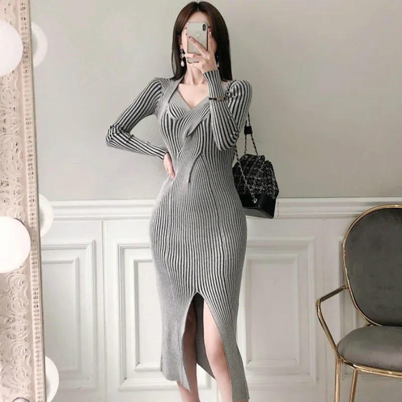 

Женское трикотажное платье-свитер в полоску, облегающее платье-футляр до середины икры с V-образным вырезом и разрезом, зима 2020