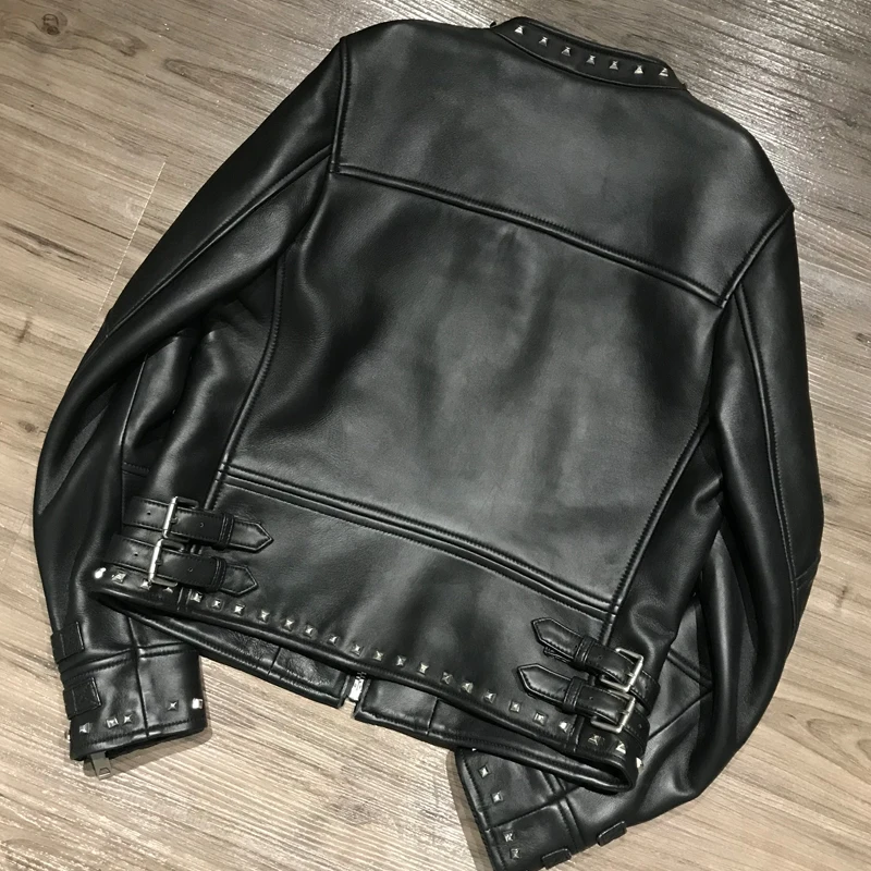 Кожаная куртка с заклепками | Женская одежда