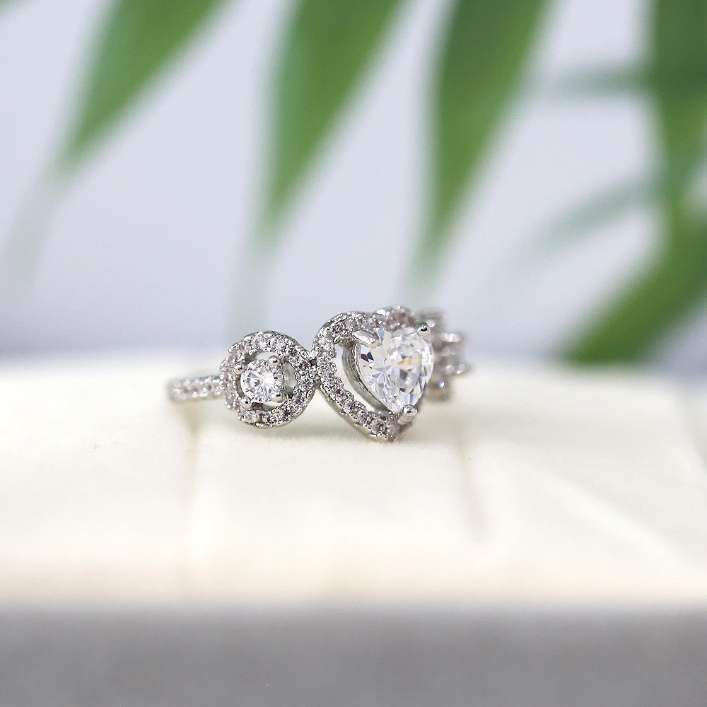 Бесцветное кольцо с драгоценным камнем покрытием из 18 каратного золота медное