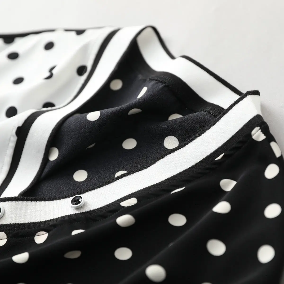 

2021 Spring New Product Fashion Design Sense Minor Irregular V-Collar Printed Shirt T-Shirt Jacket Female