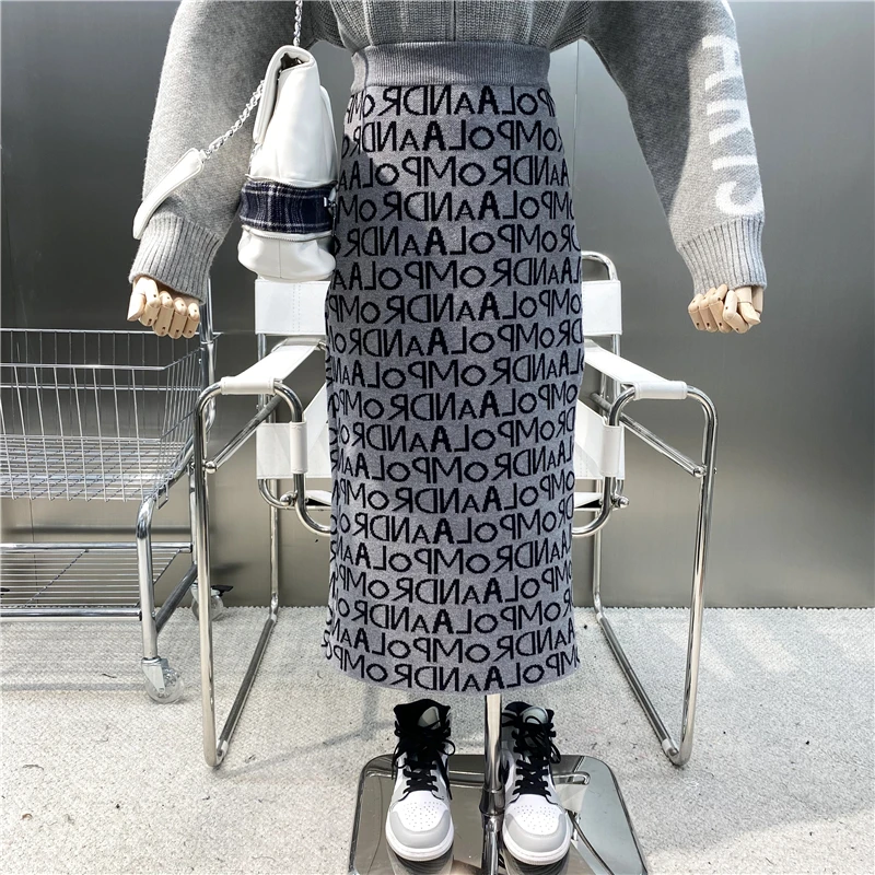 

Новая брендовая нишевая дизайнерская трикотажная юбка с надписью, модель 2021 года, прямая юбка средней длины с высокой талией и разрезом сза...