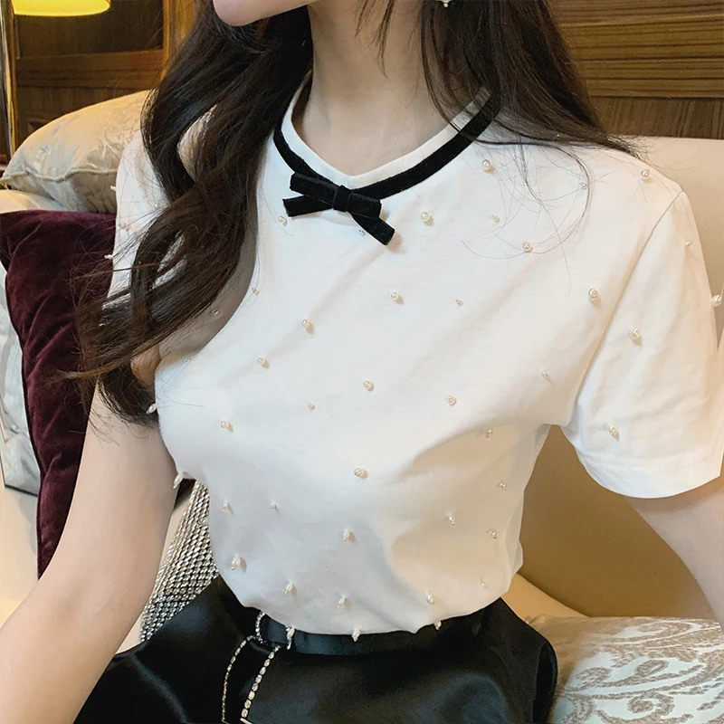 Женская трикотажная футболка с коротким рукавом белая круглым вырезом и бантом