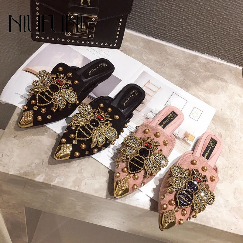 

NIUFUNI Pointed Rivets Rhinestone Flat Women's Slippers Slip-On Muller Shoes Suede Fashion Casual Beach Slides Shoes Bee Sandals