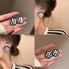 Женские шахматные серьги-гвоздики, черные и белые маленькие серьги в полоску, 2022