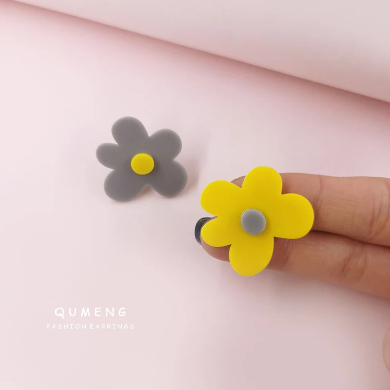 

QUMENG 2021 Korean Cute Sweet Acrylic Asymmetric Yellow Flower Stud Earrings Lovely Girl Children's Daily Outfit Jewelry Gifts