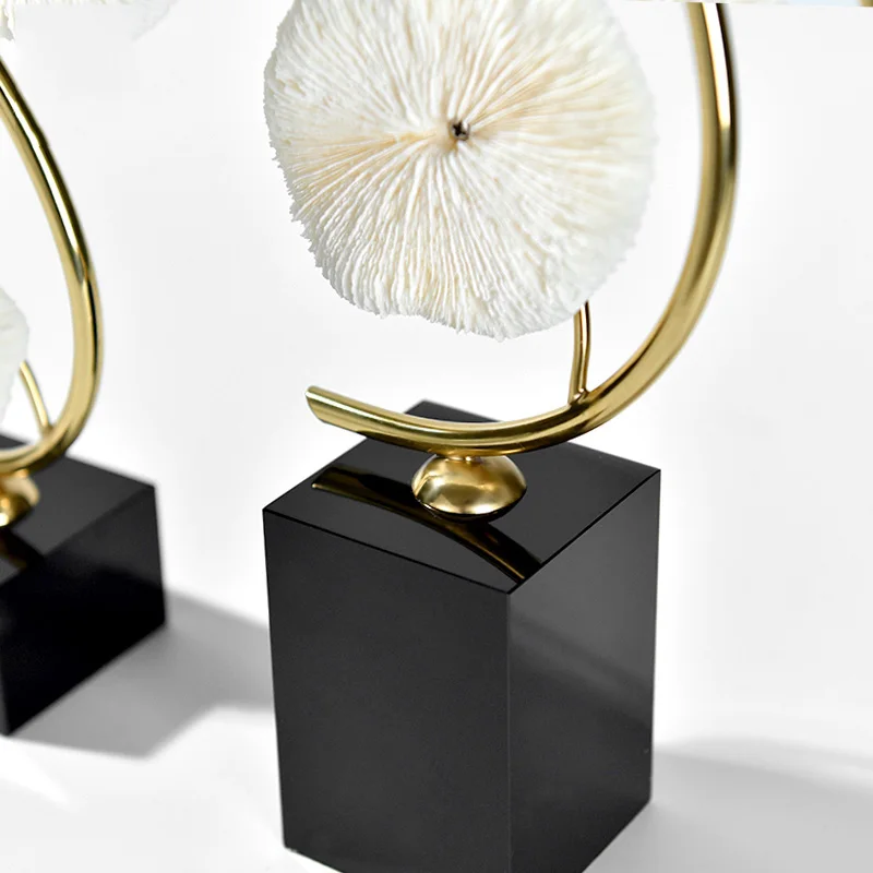 Изогнутая металлическая статуя с белыми коралловыми скульптурами современный