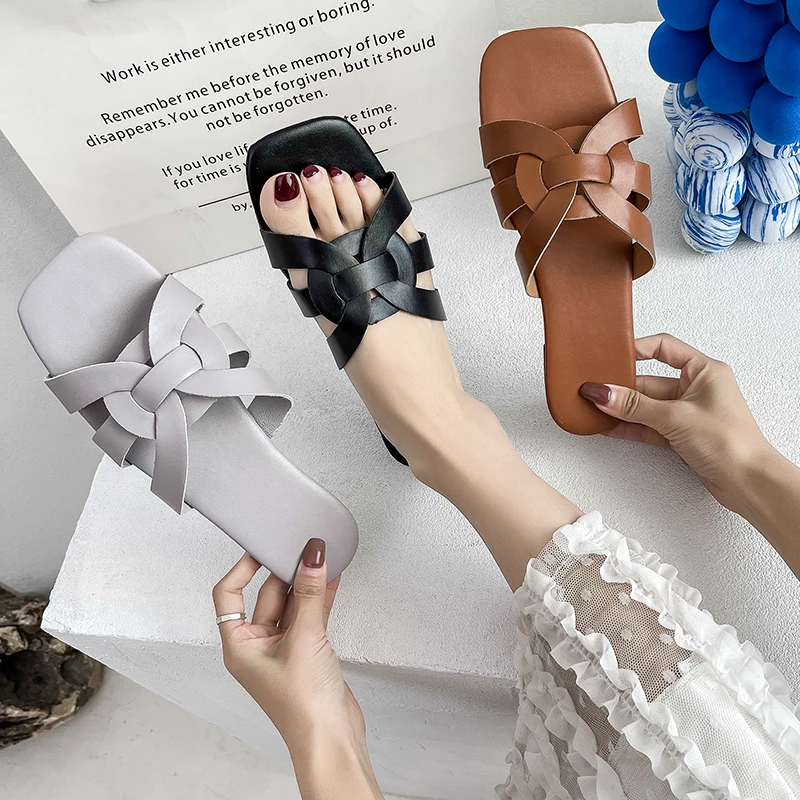 

Женские шлепанцы, летняя стильная обувь из искусственной кожи с открытым носком на плоской подошве, удобные повседневные сандалии, Уличная ...