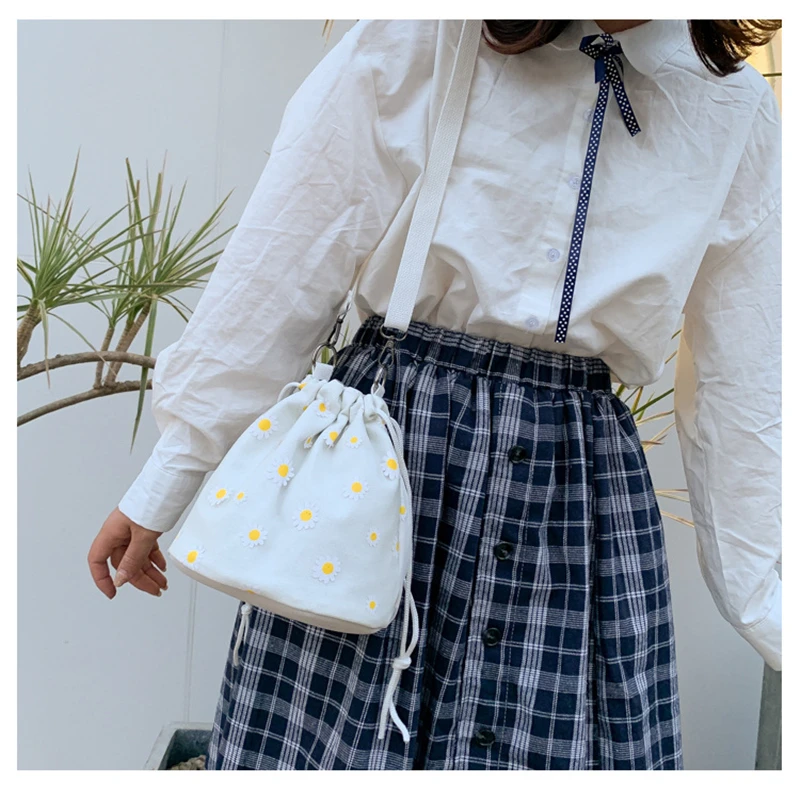 

2021 Fashion Trend Women Summer New Cute Daisy Pattern Crossbody Bag Messenger Shoulder Handbags Ladies Stylish Bucket Purse
