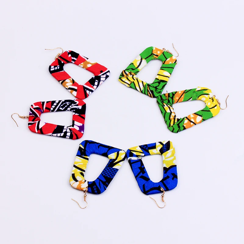 Обтянутыми тканью деревянные серьги в богемном стиле геометрического ромба