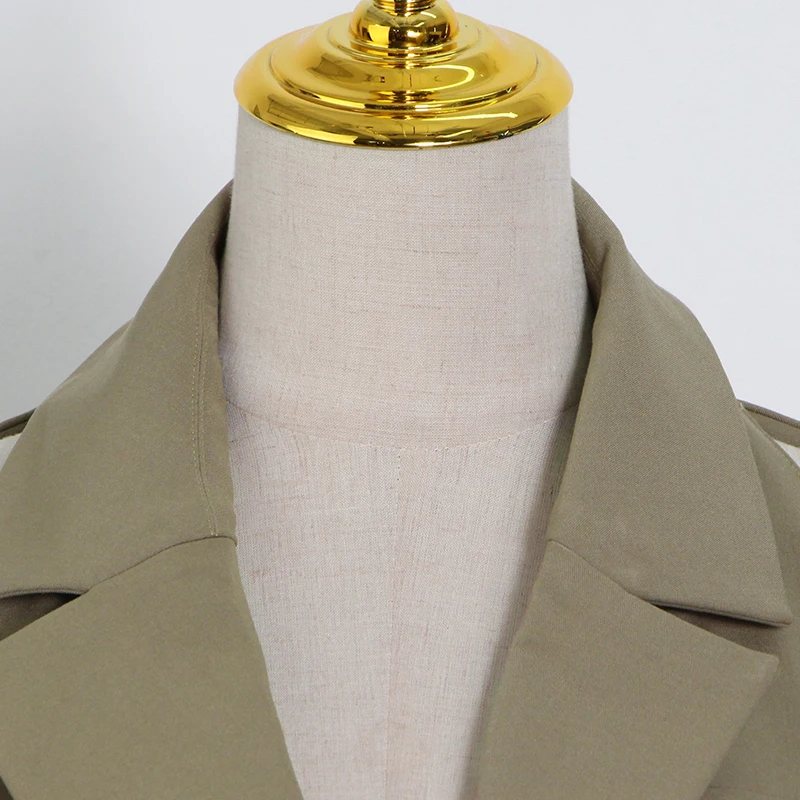 Женское Плиссированное пальто TWOTWINSTYLE однотонное с длинным рукавом и вырезом на