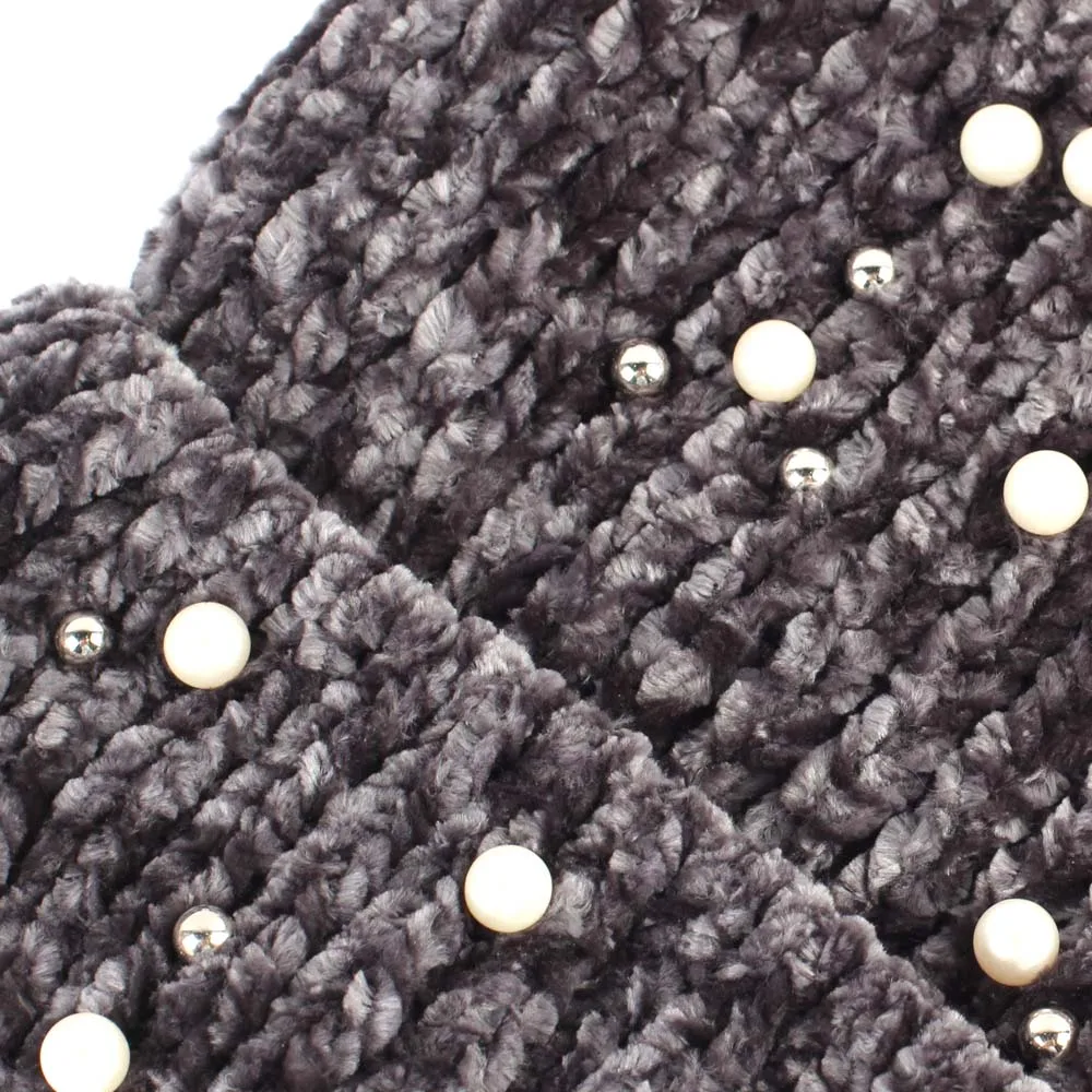 Шапка-бини женская зимняя с жемчугом ветрозащитная из велюра плотная мягкая в